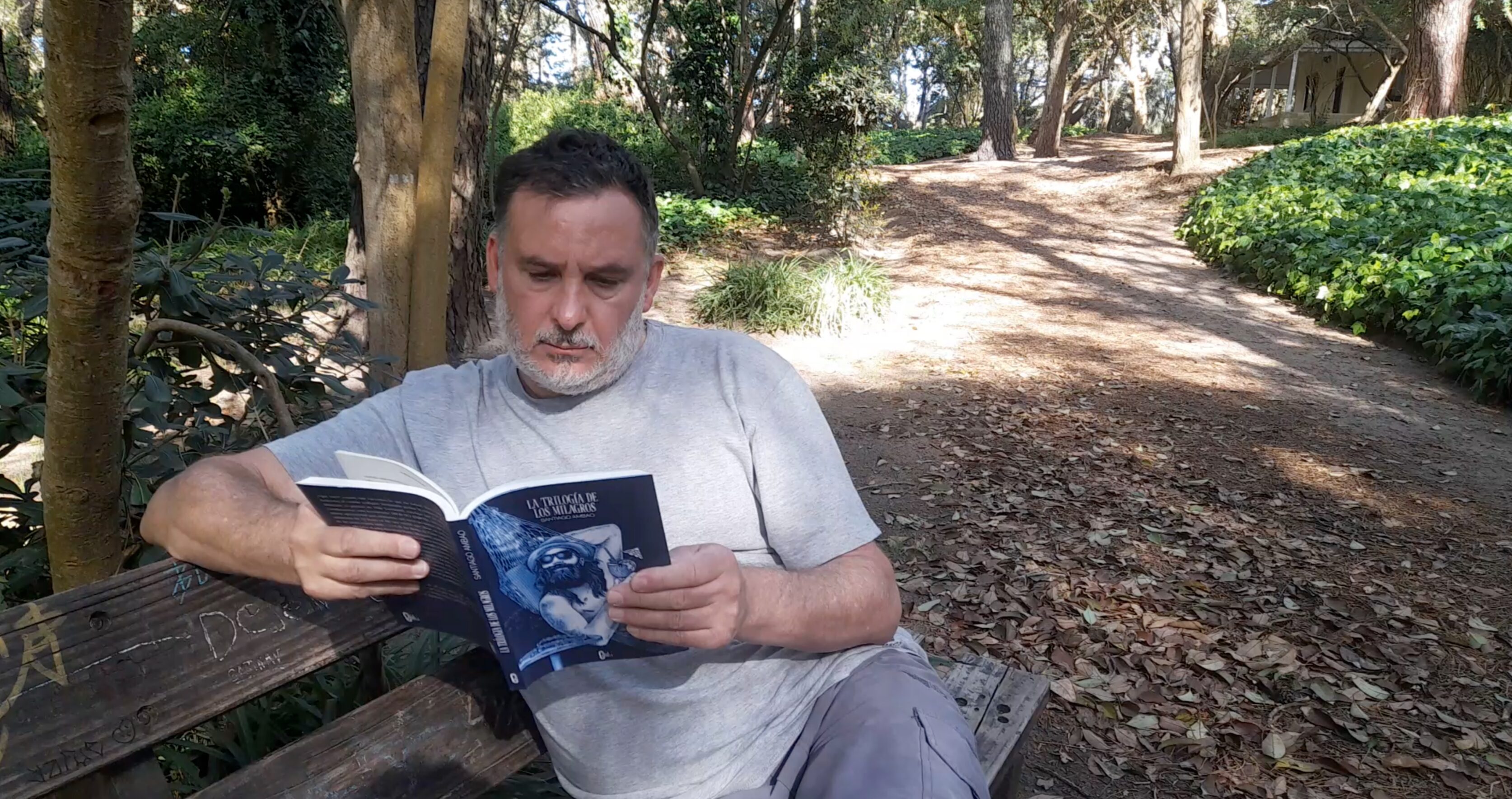 Santiago Ambao recomienda:                                       «La trilogía de los milagros».